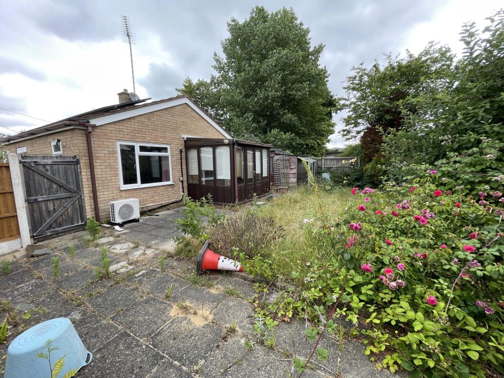 Lot: 141 - DETACHED BUNGALOW WITH CONSERVATORY FOR IMPROVEMENT - garden